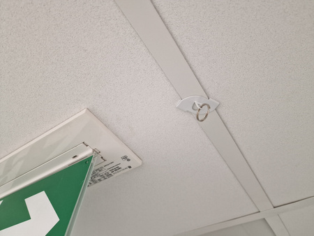 Stalowy klips do sufitów modułowych (biały) 50szt.