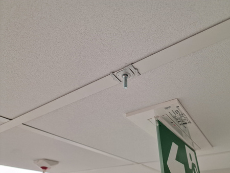 Stalowy klips do sufitów modułowych z trzpieniem (M6x18mm) 1szt.